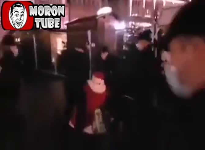 Video :For failing to wear a mask, Santa Claus is imprisoned!